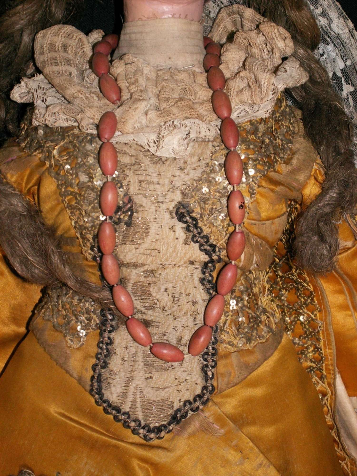 Particolare del corpetto dopo il restauro